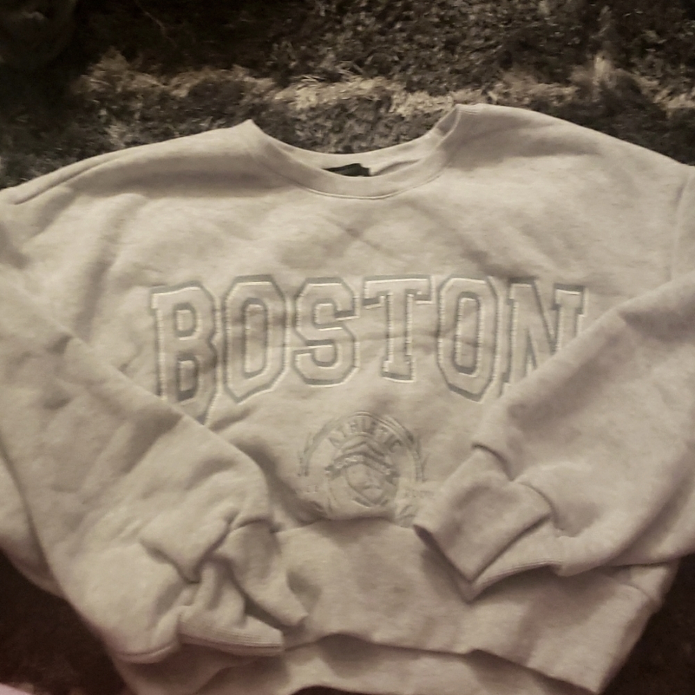 Cropped light grey sweatshirt